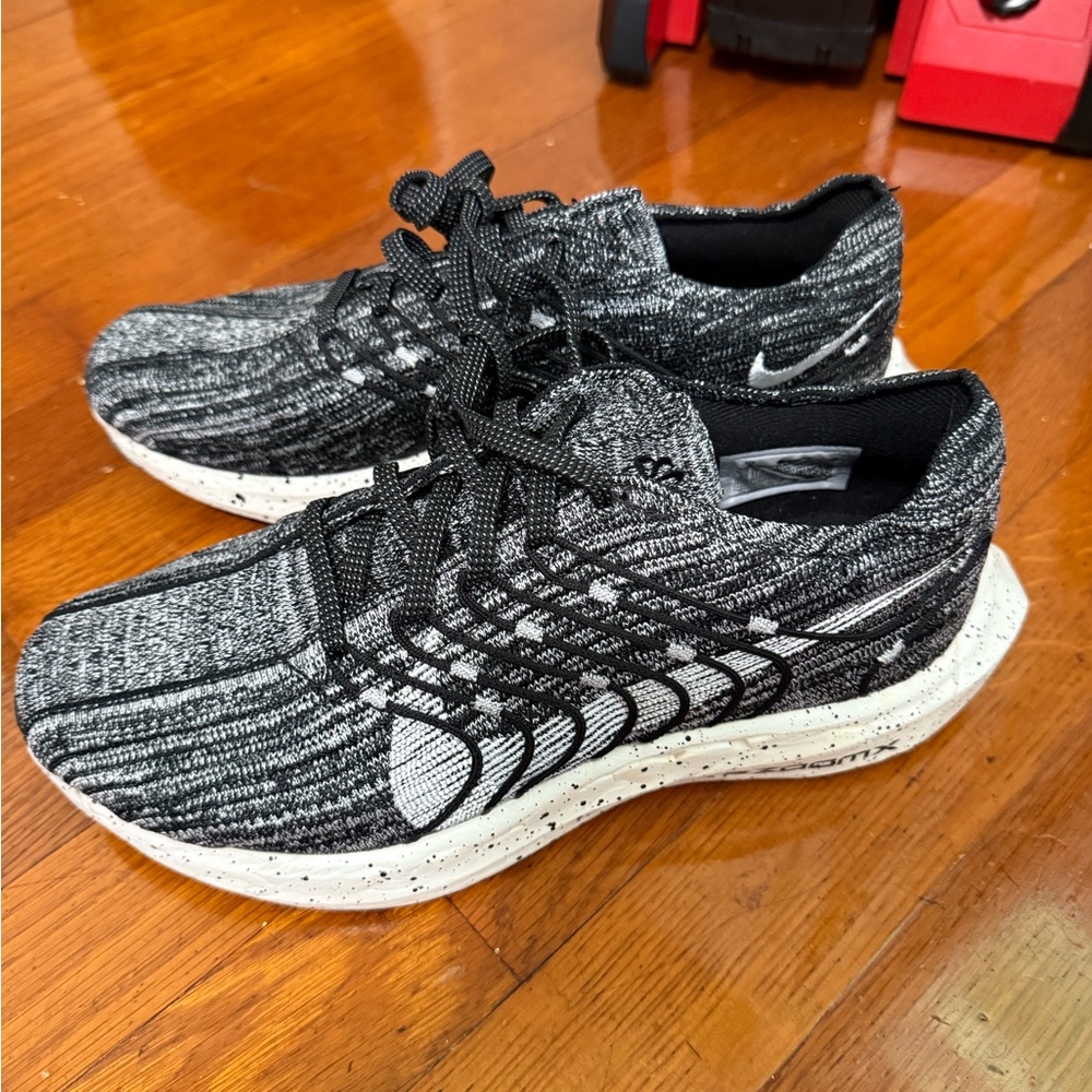 Nike Black and White Athletic Shoes WOMEN SIZE 8 NEW
